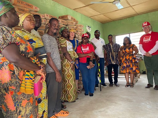 L’équipe de R:Ed, les notables de la communauté et la Dr Susanne posant aux côtés de la Reine de District (debout à côté de Dr Susanne). Crédit photo - Fourni par Marian Gloria Gyamfi, COO de R:Ed