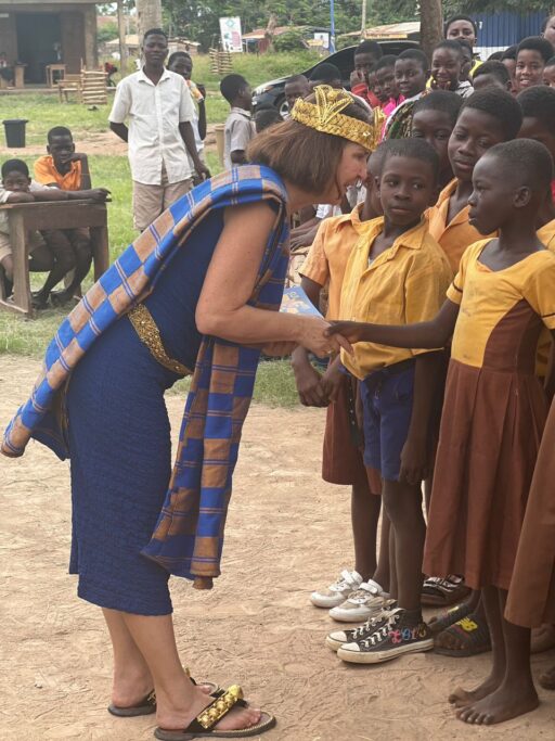 Dr Susanne échangeant avec les élèves. Crédit photo -Fourni par Marian Gloria Gyamfi, COO de R:Ed