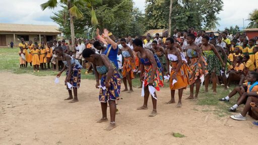 Dr Susanne dansant avec les enfants de l’école. Crédit photo - Fourni par Marian Gloria Gyamfi, COO de R:Ed