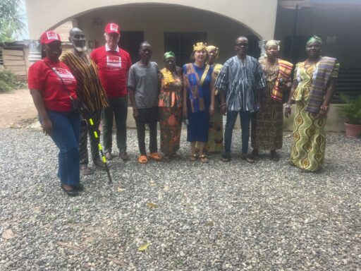 L’équipe de R:Ed, Dr Susanne, le Chef de Gbi-Kpoeta, Togbe Adom Dake X (en chemise noire et blanche avec lunettes), et les aînés de la communauté. Crédit photo - Fourni par Marian Gloria Gyamfi, COO de R:Ed